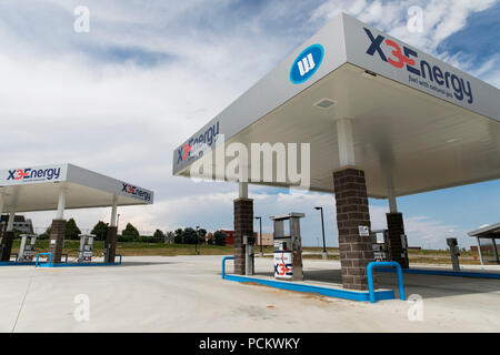 Ein logo Zeichen außerhalb eines X3 Energie und alternative Energie Erdgas- tankstelle in Greely, Colorado, am 21. Juli 2018. Stockfoto