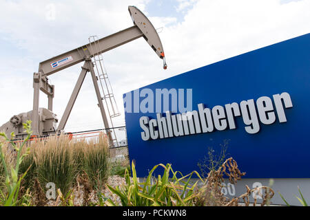 Ein logo Zeichen und Ölpumpe außerhalb einer Anlage von Schlumberger in Windsor, Colorado besetzt, am 21. Juli 2018. Stockfoto