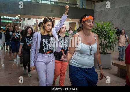 Distrikt von Columbia, United States. 01 Aug, 2018. Aktivisten aus über die Grafschaft in Washington DC Converged für eine Aktion von ay Keine zu Kavanaugh. 'Brett Kavanaugh ist neueste Donald Trump Nominierung für den Obersten Gerichtshof, der der Sitz der Gerechtigkeit Anthony Kennedy, die später in diesem Jahr in den Ruhestand füllen würde. Über 60 Menschen waren nach einem Tag zu versuchen, Kavanaugh der geplanten Sitzungen mit verschiedenen Senatoren, die gerüchteweise auf dem Zaun über seine Bestätigung zu stören verhaftet. Quelle: Michael Nigro/Pacific Press/Alamy leben Nachrichten Stockfoto