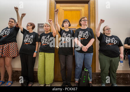 Distrikt von Columbia, United States. 01 Aug, 2018. Aktivisten aus über die Grafschaft in Washington DC Converged für eine Aktion von ay Keine zu Kavanaugh. 'Brett Kavanaugh ist neueste Donald Trump Nominierung für den Obersten Gerichtshof, der der Sitz der Gerechtigkeit Anthony Kennedy, die später in diesem Jahr in den Ruhestand füllen würde. Über 60 Menschen waren nach einem Tag zu versuchen, Kavanaugh der geplanten Sitzungen mit verschiedenen Senatoren, die gerüchteweise auf dem Zaun über seine Bestätigung zu stören verhaftet. Quelle: Michael Nigro/Pacific Press/Alamy leben Nachrichten Stockfoto