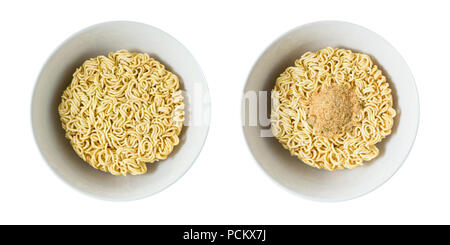 Küche und Essen, asiatische Ramen Getrocknete Nudeln Bausteine mit Aroma Pulver zur gekocht oder Getränkt in kochendem Wasser isoliert auf weißem Hintergrund. Stockfoto
