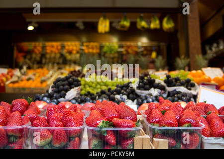 Frische rote Erdbeeren und alle Arten von Früchten zu einem köstlichen Organic Farmers Market store Stockfoto