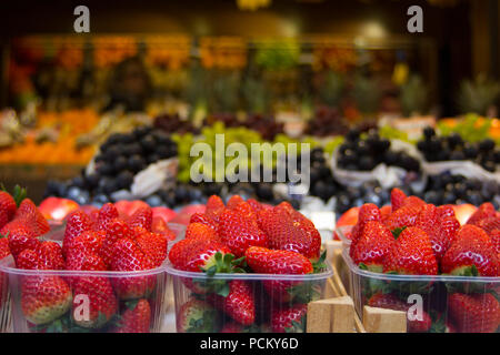 Süßen roten Erdbeeren und andere Früchte zu einem bunten Organic Farmers Market store Stockfoto