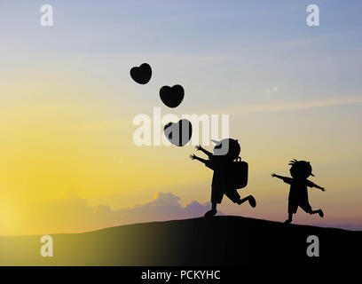 Silhouette Kinder spielen herzförmige Luftballons mit Sonnenuntergang Stockfoto