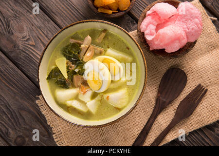 Lontong sayur. Reis Kuchen mit Suppe und Gemüse. indonesische traditionelle kulinarische Stockfoto