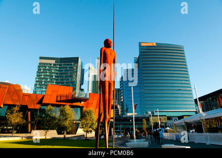 PERTH, AUSTRALIEN - 11. Juli 2018: Yagan Square & die 9 Meter große Statue von Wirin erstellt von Tjyllyungoo - Lance Chadd Stockfoto