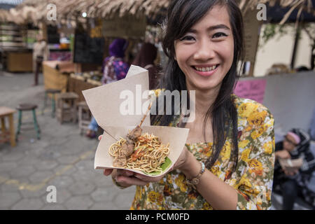 Gebratene Nudeln mit Chili Sauce und Leber Spieße. indonesischen Essen Stockfoto