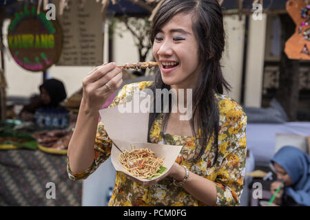 Gebratene Nudeln mit Chili Sauce und Leber Spieße. indonesischen Essen Stockfoto