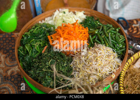 Pecel Salat sayur traditionelle Speisen von Indonesien Stockfoto