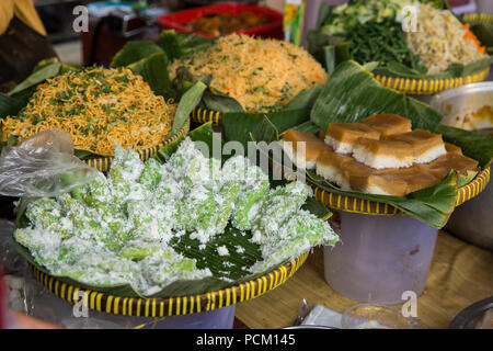 Verschiedene Essen in traditionellen Street Hersteller in Indonesien Stockfoto