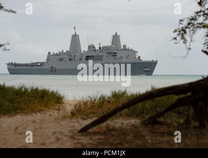 180731-N-YM 720-1102 Pearl Harbor (31. Juli 2018) Amphibious Transport dock Schiff USS John S. Murtha LPD (26) kehrt in Joint Base Pearl Harbor-Hickam am Ende der - auf See - Phase der Rand des Pazifik (Rimpac) Übung, Juli 31. 25 Nationen, 46 Schiffe, 5 U-Boote, und etwa 200 Flugzeugen und 25.000 Angestellte beteiligen sich an Rimpac vom 27. Juni bis 2. August in und um die hawaiischen Inseln und Südkalifornien. Die weltweit größte internationale maritime Übung RIMPAC bietet eine einzigartige Ausbildung während der Förderung und Erhaltung der kooperativen Beziehungen zwischen Stockfoto