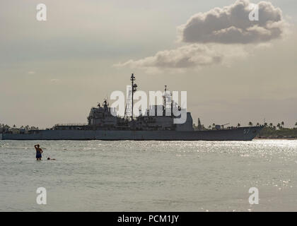 180731-N-YM 720-1136 JOINT BASE Pearl Harbor - HICKAM (Juli 31, 2018) Geführte-missile Cruiser USS Lake Champlain (CG57) liefert die gemeinsame Basis Pearl Harbor-Hickam am Ende der - auf See - Phase der Rand des Pazifik (Rimpac) Übung, Juli 31. 25 Nationen, 46 Schiffe, 5 U-Boote, und etwa 200 Flugzeugen und 25.000 Angestellte beteiligen sich an Rimpac vom 27. Juni bis 2. August in und um die hawaiischen Inseln und Südkalifornien. Die weltweit größte internationale maritime Übung RIMPAC bietet eine einzigartige Ausbildung während der Förderung und Erhaltung der Genossenschaft relationshi Stockfoto