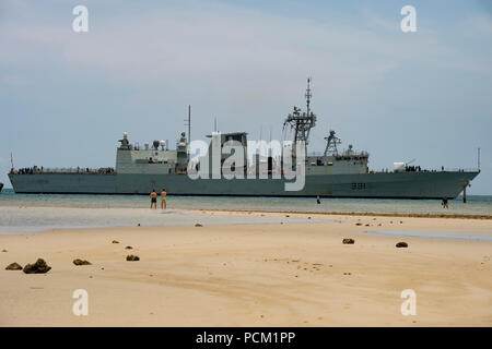 180731-N-YM 720-1056 Pearl Harbor (31. Juli 2018) Royal Canadian Navy Fregatte HMCS Vancouver (FFH 331) liefert die gemeinsame Basis Pearl Harbor-Hickam während der Rand des Pazifik (Rimpac) Übung. 25 Nationen, 46 Schiffe und fünf U-Boote, und etwa 200 Flugzeugen und 25.000 Angestellte beteiligen sich an Rimpac vom 27. Juni bis 2. August in und um die hawaiischen Inseln und Südkalifornien. Die weltweit größte internationale maritime Übung RIMPAC bietet eine einzigartige Ausbildung während der Förderung und Erhaltung der kooperative Beziehungen unter den Teilnehmern von entscheidender Bedeutung für die Gewährleistung der s Stockfoto