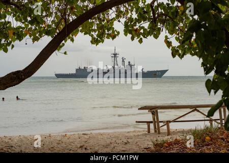 180801-N-YM 720-1112 Pearl Harbor (31. Juli 2018) der Royal Australian Navy geführte-missile Frigate HMAS Melbourne (FFG 05) Kehrt zu Joint Base Pearl Harbor-Hickam während der Pacific Rim (Rimpac) Übung. 25 Nationen, 46 Schiffe und fünf U-Boote, und etwa 200 Flugzeugen und 25.000 Angestellte beteiligen sich an Rimpac vom 27. Juni bis 2. August in und um die hawaiischen Inseln und Südkalifornien. Die weltweit größte internationale maritime Übung RIMPAC bietet eine einzigartige Ausbildung während der Förderung und Erhaltung der kooperative Beziehungen unter den Teilnehmerinnen und Teilnehmern kritisch zu en Stockfoto