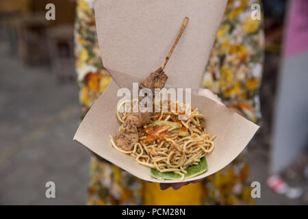 Gebratene Nudeln mit Chili Sauce und Leber Spieße. indonesischen Essen Stockfoto