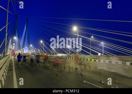 Mumbai Marathon Teilnehmer auf Bandra Worli Sea Link auch als Rajiv Gandhi meer link bekannt. Stockfoto