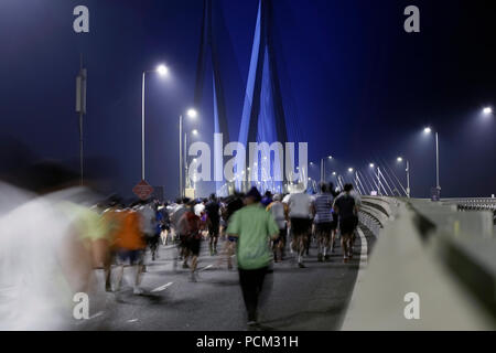 Mumbai Marathon Teilnehmer auf Bandra Worli Sea Link auch als Rajiv Gandhi meer link bekannt. Stockfoto