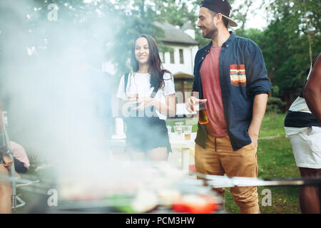 Eine Gruppe von Freunden, Grill im Hof. Konzept über gute und positive Stimmung mit Freunden Stockfoto