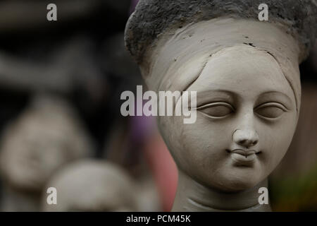 Herstellung eines Idols der hinduistischen Göttin Durga an Kumartuli in Kalkutta, West Bengal, Indien. Stockfoto