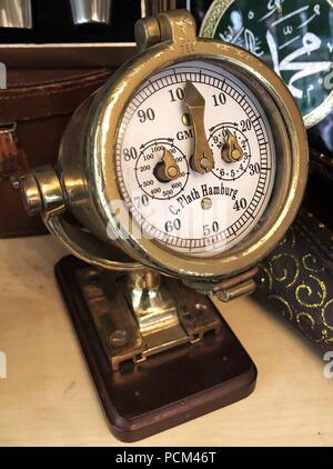 Vintage Manometer in ein Antiquitätengeschäft in Balat Stockfoto