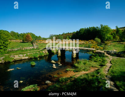 View SE von Postbridge clapper Bridge die East Dart River Crossing in Dartmoor, Devon, UK: Drei massiven Granitplatten sind auf 2 Granit piers unterstützt. Stockfoto