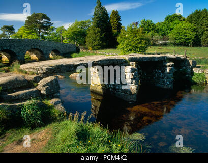 Anzeigen NNE von Postbridge clapper Bridge die East Dart River Crossing in Dartmoor, Devon, UK: Drei massiven Granitplatten auf zwei Granit piers unterstützt. Stockfoto