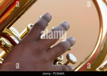 Mumbai Polizei band Spielen verschiedener Instrumente auf indischen Tag der Republik Mumbai, Indien. Stockfoto