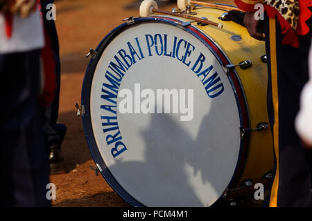 Mumbai Polizei band Spielen verschiedener Instrumente auf indischen Tag der Republik Mumbai, Indien. Stockfoto