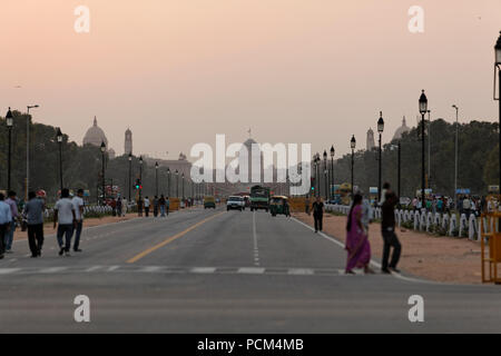 Blick auf Rashtrapati Bhavan vom India Gate, New Delhi, Indien. Stockfoto