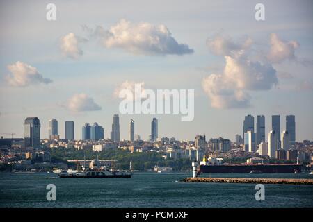 Kadiköy Werft und die Wolkenkratzer von der europäischen Seite an einem sonnigen Tag Stockfoto