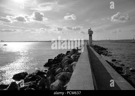 Leute um kadiköy Leuchtturm hängen an einem sonnigen Tag und das Stadtbild im Hintergrund Stockfoto