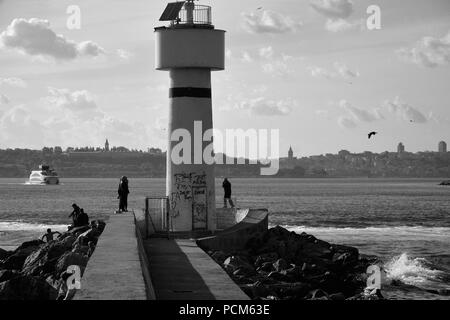 Leute um kadiköy Leuchtturm hängen an einem sonnigen Tag und das Stadtbild im Hintergrund Stockfoto