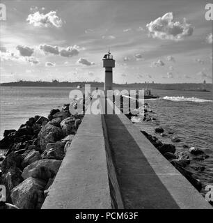 Leute um kadiköy Leuchtturm hängen an einem sonnigen Tag und das Stadtbild im Hintergrund Stockfoto