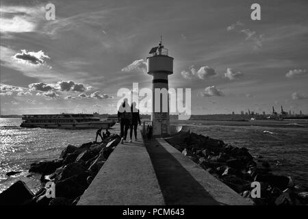 Leute um kadiköy Leuchtturm hängen an einem sonnigen Tag und das Stadtbild im Hintergrund Stockfoto