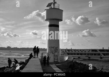 Leute um kadiköy Leuchtturm hängen an einem sonnigen Tag und das Stadtbild im Hintergrund Stockfoto