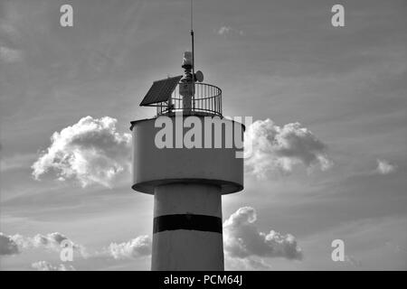 Leute um kadiköy Leuchtturm hängen an einem sonnigen Tag und das Stadtbild im Hintergrund Stockfoto