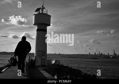 Leute um kadiköy Leuchtturm hängen an einem sonnigen Tag und das Stadtbild im Hintergrund Stockfoto