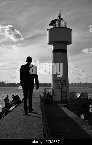 Leute um kadiköy Leuchtturm hängen an einem sonnigen Tag und das Stadtbild im Hintergrund Stockfoto