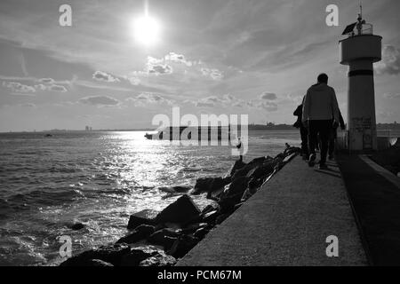 Leute um kadiköy Leuchtturm hängen an einem sonnigen Tag und das Stadtbild im Hintergrund Stockfoto