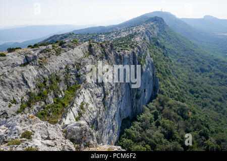 Klippen und Ridge von la Sainte-Baume mouuntain, Var, Frankreich Stockfoto