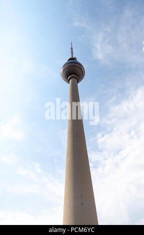 BERLIN/Deutschland - vom 1. AUGUST 2018: Der Fernsehturm (Englisch: Fernsehturm) ist ein Fernsehturm in Berlin, Deutschland Stockfoto