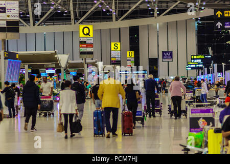 Bangkok, Thailand - 21. Februar 2017: Masse der Fahrgäste durch die abflughalle zu Check-in am Flughafen Suvarnabhumi International Airport Stockfoto