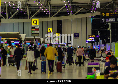 Bangkok, Thailand - 21. Februar 2017: Masse der Fahrgäste durch die abflughalle zu Check-in am Flughafen Suvarnabhumi International Airport Stockfoto