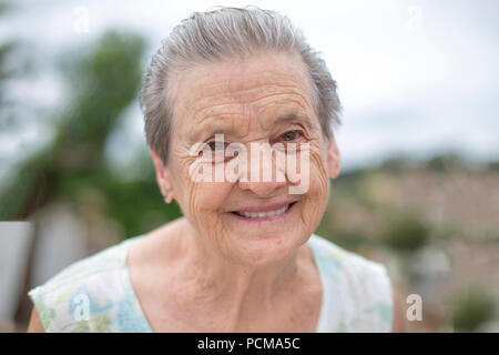 Portrait Of Happy grandma - Porträt eines lächelnden älteren Frau Stockfoto