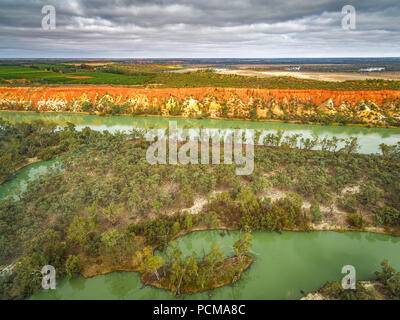Gummi Bäume wachsen an den Ufern des berühmten Murray River durch Riverland Region South Australia fließende Stockfoto