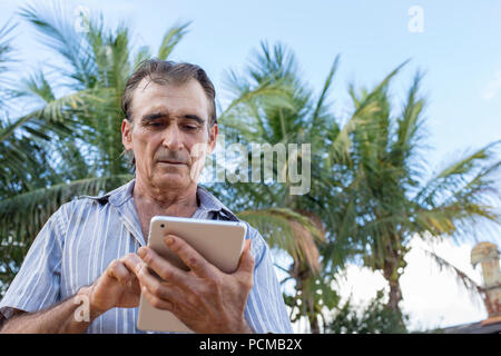 Im mittleren Alter Mann Portrait auf landwirtschaftlich genutzten Flächen. Stockfoto