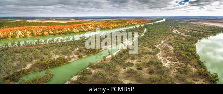 Antenne Panoramablick auf die Landschaft von Gummi Bäume am Ufer des berühmten Murray River durch Riverland Region South Australia fließende wachsende Stockfoto