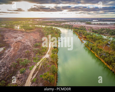 Luftaufnahme von majestätischen Murray River zwischen den Inseln von gum Bäume bei Sonnenuntergang in Südaustralien fließende Stockfoto