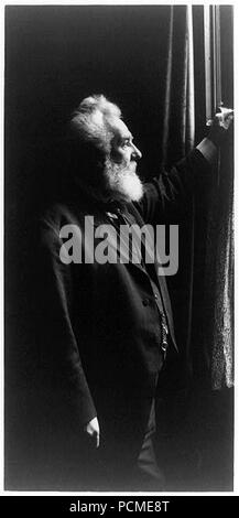 Alexander Graham Bell, drei viertel länge Portrait, stehend, nach rechts, durch die Fenster Stockfoto