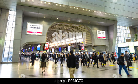 TOKYO, Japan - 20. APRIL 2018: Pendler an Shinagawa Bahnhof, einem großen Bahnhof in Takanawa, Minato, Tokio, Japan Stockfoto